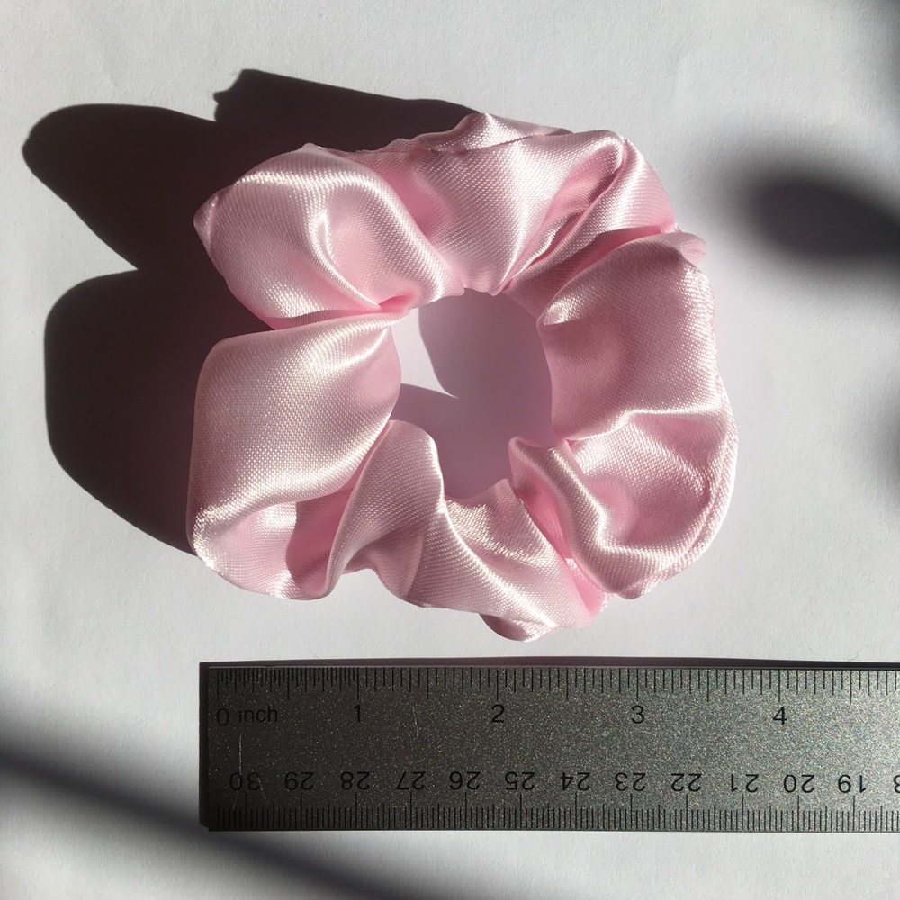 Set of 2 satin scrunchies in black and baby pink ! - Picture 3 of 4